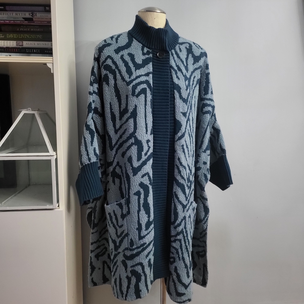 Cozy Patterned Women's Cardigan -
